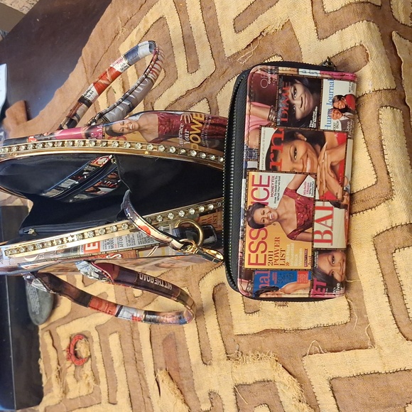 Handbag and wallet fearuring First Lady Michelle Obama - Picture 3 of 4